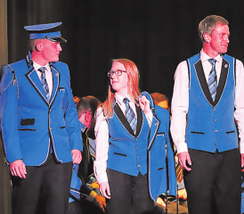 Präsentation der neuen Uniformen nach der Pause: Der berühmt gewordene «Stecher-Kragen» ist an der Jacke zu finden. (Bilder: Remo Conoci)