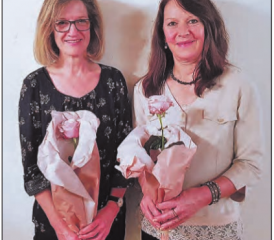 Ein Foto für das Vereinsalbum: Das neue Mitglied Judith Sommerhalder und die für zehn Jahre Mitgliedschaft geehrte Turnerin Theres Weber. (Bild: zVg.)