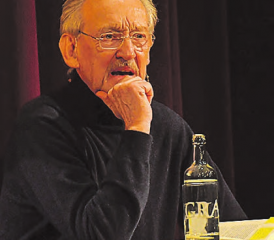 «Wie mache ich jetzt diesen Satz fertig?» – Für Christian Haller ist das passende Wort zentral, bei der Lesung genauso wie beim Schreiben. (Bilder: EP.)