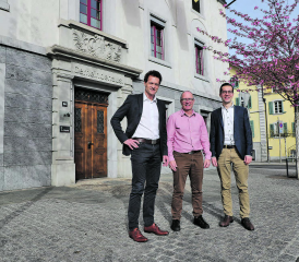 Mit einem weinenden und einem lachenden Auge: Peter Walz (l.) geht in Pension und Gemeindeammann Julius Giger freut sich, dass mit Luca Zanatta die perfekte Nachfolgeregelung gefunden wurde. (Bild: Remo Conoci)