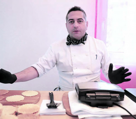 Keine halben Sachen! Mike Hunziker hat sich für die Brätzeli-Produktion im Home-Office in seine Bäcker-Montur geworfen. «Mike’s Brätzeli» finden bereits reissenden Absatz. (Bilder: rc.)