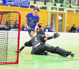 Der Reinacher Dario Cimino versucht Eggiwil-Hüter Nils Meyer zu übertölpeln. Lok Reinach brachte ein fast perfektes Wochenende hinter sich und bleibt in Tuchfühlung mit der Spitze. (Bild: Otto Lüscher)