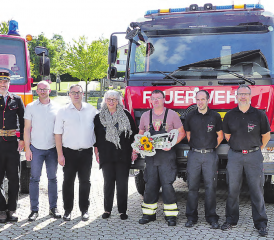 Offizielle Schlüsselübergabe für das neue Tanklöschfahrzeug: (v.li.) Beat Merz, Kdt Stv im Nostalgielook; Thomas Sauder, Gemeinderat Dürrenäsch; Rudolf Hirt, Vizeammann Leutwil; Claudia Brändle, Geschäftsleiterin Brändle AG, Patrik Gloor, Kdt. der Feuerwehr Dürrenäsch-Leutwil und zwei Angestellte der Tony Brändle AG. (Bilder: moha.)