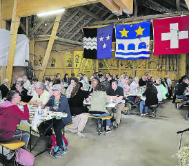 Auf dem Bauernhof der Familie Lüscher fanden sich 106 Zuzügerinnen und Zuzüger zum gemütlichen Beisammensein ein. (Bilder: rc.)