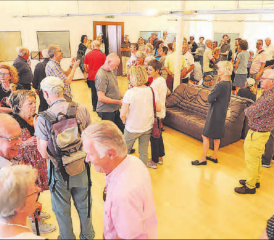 Kurz vor den Ansprachen lauschten die vielen Gäste den Klängen von Ariane Deubelbeiss am Klavier und Magdalena Zwahlen an der Querflöte.