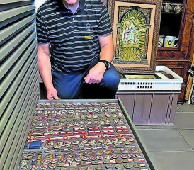Feinsäuberlich abgelegt und geordnet: Richard Suter und seine vollständige Sammlung von allen 1.-August-Abzeichen. (Bilder: Jil Lüscher)