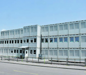 Langsam kehrt Leben ins Container-Schulhaus ein: Bereits seit vergangener Woche ist Kinderlachen in der Fluckmatt auszumachen, offizieller Start ist dann aber zu Beginn des neuen Schuljahres. (Bild: hg.)