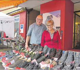 In Feierlaune: Vreni und Jürg Dietiker boten das Sortiment mit einem schönen Rabatt an und konnten viele Gratulanten und Glückwunschüberbringer begrüssen. (Bild: Martin Zürcher)