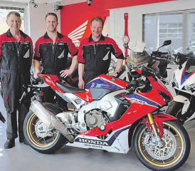Bereit zur Honda-Frühlingsausstellung (v.l.):Willi Bättig, Chris Burri (neu Inhaber und Geschäftsführer) und Walter Hermann von der Moto Bättig AG. (Bild: mars.)