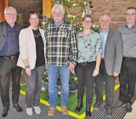 Die Wertschätzung des scheidenden Revierförsters offenbart sich vor dem Weihnachtsbaum: Markus Goldenberger, Livia Hofmeier, Urs Gsell, Irene Bärtschi, Uwe Essinger und Jost Waldispühl. (Bilder: aw.)