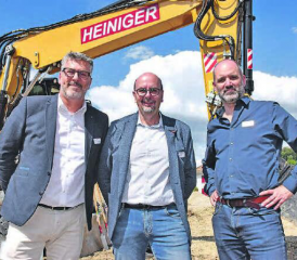 Spatenstich ist erfolgt: Eigentümervertreter Thomas Lavater (links), Gemeindeammann Thomas Buchschacher (Mitte) und Architekt Philipp Kim. (Bild: ran.)