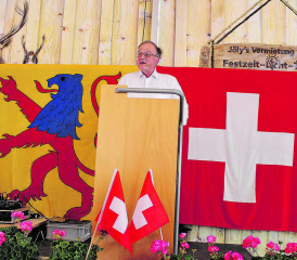 Von gestern bis heute: Festredner René Fuchs führte Zuhörerinnen und Zuhörer durch die Geschichte des Auswanderns und ihrer Bedeutung für den Nationalfeiertag. (Bilder: grh)