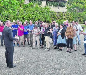 Spricht zu seinen Bürgern: Der Schöftler Gemeindeammann (Daniel Frey) weiss, worauf es ankommt, links «Narr» Rolf Neeser mit Blick in die Kamera. (Bilder: aw.)