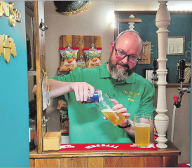 Kleine Bar ganz gross: Von der Eingangstür zur Rückwand hinterm Tresen sind es nur zirka 100 Zentimeter.