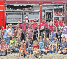 Plötzlich war die Feuerwehr da: Die Superhelden der Feuerwehr Entfelden-Muhen bescherten den Kindern in der Sommerwoche der reformierten Kirchgemeinde Oberentfelden ein tolles Erlebnis. (Bilder: zVg.)