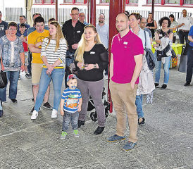 Lauschten den Worten von Gemeindeammann Max Hauri: Rund 50 Neuzuzüger nahmen am Anlass teil. (Bild aw.)