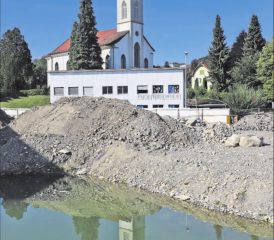 Die Kirche Menziker sollte hier bald nicht mehr gespiegelt werden können. Ist das Wasser abgeleitet und sind die Frösche gerettet, kann zum Monatswechsel auf der «Waag»-Baustelle weitergebaut werden. (Bild: rc.)