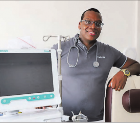 Dr. med. Christian Fahe ist startklar. In seiner Hausarztpraxis in Muhen stehen vier Dialyseplätze zur Verfügung. (Bild: rc.)