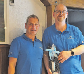 Wurde geehrt: Lukas Blaser (rechts) bekam von Präsident Stephan Schönbächler ein Präsent. (Bild: zVg.)