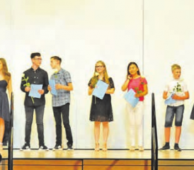 Schulschluss in Rickenbach: Alle Schulabgänger erhalten ihr Abschlusszertifikat und eine Rose. (Bilder: ml.)