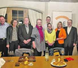 Unter den Teilnehmern der Mitgliederversammlung sind Isabell Landolfo, und Oliver Hunziker direkt vor der Stele zu erkennen. (Bild: zVg.)