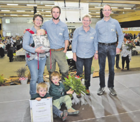 Freude bei der Familie Müller aus Staffelbach: Sie gewinnt den Hauptpreis im Rennen um den Titel «Aargauer Bäuerin oder Bauer des Jahres». (Bild: Patrick Schellenberg)