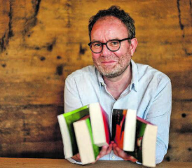 Autor Marcel Huwyler liest am 29. Februar in der Aula des Breiteschulhauses in Reinach aus seinem neusten Werk. (Bild: zVg.)