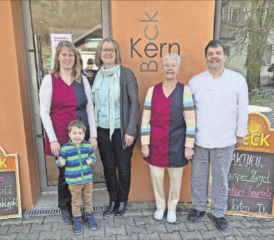 Die Familie Kern, von links: die beiden Schwestern Claudia Lüscher-Kern mit Sohn Ben und Andrea Röthlin Kern, ihre Mutter Käthi Kern und ihr Sohn, der Bäcker und Geschäftsführer Daniel Kern. (Bild: Kaspar Flückiger)