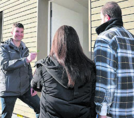 Martin Hochuli übergibt den glücklichen Eigentümern den Hausschlüssel.