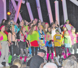 Der Jugendchor Seetal mit 60 motivierten Jugendlichen präsentierte im Beinwiler Löwensaal ein tolles Konzert.(Bilder: hh.)