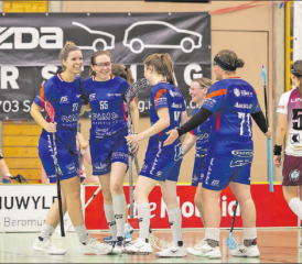 Erleichterung nach Zittersieg: Die Damen von Lok Reinach gingen gegen UC Yverdon als Siegerinnen vom Platz. (Bild: Roland Wick)