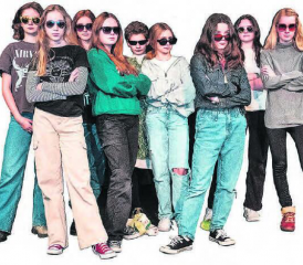 Schultheater Neumatt mit Nina Hauri, Melina Hochuli, Luisa Kesselring, Sophie Niederberger, Sarina Obrist, Selma Schwyter, Adrienne Smith, Fiona Steiger und Ramona Steiner. (Bilder: zVg./l’équipe visuelle)