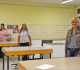 Mittagstisch und Nachmittagsbetreuung: Der «Verein z’Mittag» in Beinwil am See erfüllt ab dem neuen Schuljahr ein verbreitetes Bedürfnis. In der Schulküche vom Schulhaus Steineggli (v.l.): Julia Meier (Fachangestellte Betreuung), Marianne Thalmann (Betriebsleiterin, Sozialpädagogin), Andrea Sennrich (Vereinspräsidentin). (Bild: mars.)