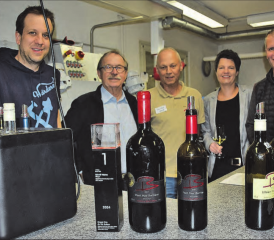 Eine Gemeinschaftsausstellung der besonderen Klasse (v.l.): Christian Härdi, Roland Stöckli, Manfred Mauch und das Ehepaar Sibylle und Peter Bächli mit ihrem Spitzenwein und Sieger im Vordergrund. (Bilder: st.)