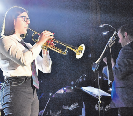 Brillantes Solo am Jahreskonzert der MG Gontenschwil: Daria Brunner mit der Trompete. (Bilder: hg.)