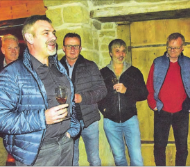 In historischen Mauern: Der Gewerbeverein Oberes Suhrental bei einem speziellen Neujahrsempfang mit Markus Brunner (li.) (Bilder: st.)