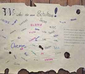 «Wir wollen ein neues Schulhaus»: warben die Birrwier Schüler für ein Geschäft, das kurzfristig von der Traktandenliste gestrichen werden musste, bald aber wieder auf dem Tisch sein wird. (Bild: hg.)