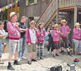 Premiere für den «Katzenhübelsong»: Die Bewohnerinnen und Bewohner gaben damit musikalisch einen Einblick in ihren Alltag und ihre Hobbys. (Bilder: zVg.)