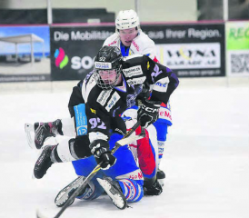 Kampfbetontes Aargauer 3.-Liga-Derby: Reinachs Yannic Strebel nimmt es mit zwei Wohlern auf und kann sich durchsetzen. (Bild: rc.)