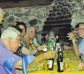 Tiefgreifende Gespräche sind hier möglich: Im Schatten des Vordaches lässt es sich ausgezeichnet diskutieren. (Bilder: st.)