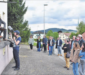 Ausgerüstet mit Kopfhörern begibt man sich auf die Spuren von Hermann Burger während seiner Wynentaler Zeit und landet beispielsweise hier bei der Cigarrenfabrik Eicifa. (Bilder: hg.)