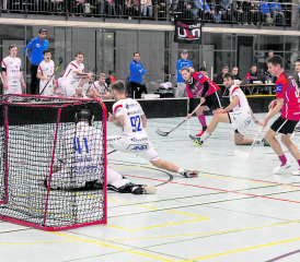 Die Abwehr hielt mehrheitlich dicht: Fabian Moser (Nr. 92) und Marcel Schaffner im Tor von Lok Reinach verrichten ihre Defensivarbeit. (Bild: Roland Wick)