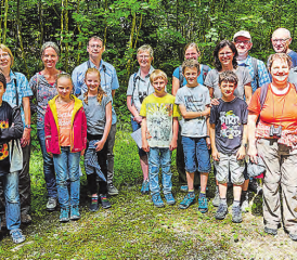 «Tschilp» oder «Tschalp»? das war hier die Frage: Die Feldornithologinnen Monika Schoch (4. v.li.) und Martina von Känel (2. v.re.) inmitten zufriedener Teilnehmer/innen des ornithologischen Grundkurses. (Bild: zVg.)