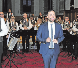 Neuntes Adventskonzert unter gleicher Leitung: Simon Galliker dirigierte mit Engagement in der reformierten Kirche Schöftland den Musikverein Bottenwil. (Bilder: aw.)