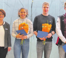 Gemeinderätin Regina Heller (links) hat den erfolgreichen Nachwuchssportlern Selina Furler, Lukas Baroke und David Radam (v. l.) einen Barpreis und ein Blumengebinde überreicht. (Bild: hzb)