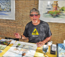 Gehört seit Jahren zu den regelmässigen Ausstellern am Zofinger Kunstmarkt: Daniel Gerhard aus Moosleerau malt an einem Aquarell mit Motiv der Stadt Zofingen. (Bilder: aw.)