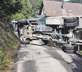 Folgenschwerer Unfall in Uerkheim: Ein 42-jähriger Schweizer wurde in einer Quartierstrasse unter dem Lieferwagen eingeklemmt und starb. (Bild: kapo)
