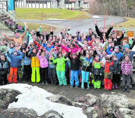 Bitte alle mal winken! 66 Kinder und 12 Leiter aus dem Mittleren Wynental nahmen am tollen Schneesportlager der Primarschulen Oberkulm und Teufenthal teil. (Bilder: zVg.)
