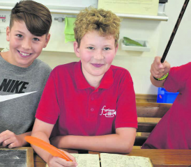 Begaben sich auf eine kleine Zeitreise: Joshua, Jaron und Noah. (Bilder: hg.)