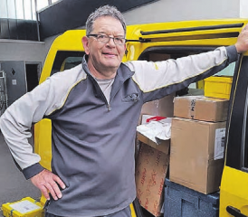 Verdienter Ruhestand: Der Briefträger Hansjörg Widmer aus Dürrenäsch hatte diese Woche seinen letzten Arbeitstag. (Bild: zVg.)